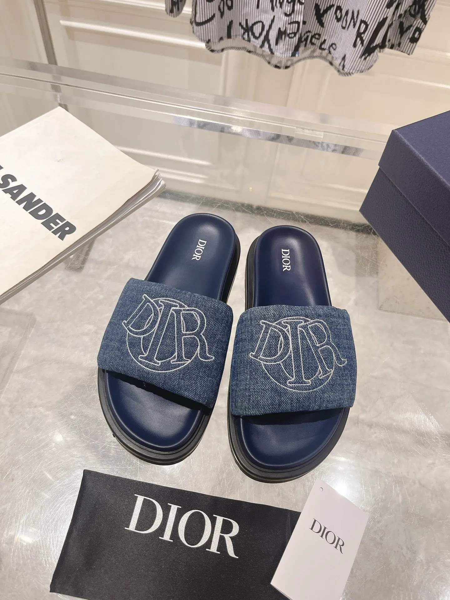 👟👟Ex-factory price 420👟👟 #Men's top version 𝐃𝐈𝐎𝐑# Dior's new men's summer slippers 🔥Purchase the original development Alias ​​sandals are new products in 2024. They are a leisurely and exquisite work. The upper is made of imported denim ➕ calfskin 🔥 Original molded rubber outsole provides the best comfort 🔥 ✔️Size: #38-46